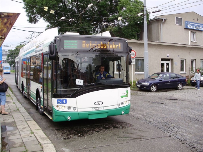 Erste Probefahrten mit Hilfsaggregat des ersten Eberswalder Solaris-Gelenkobusses (E 1) in Ostrava/CZ
